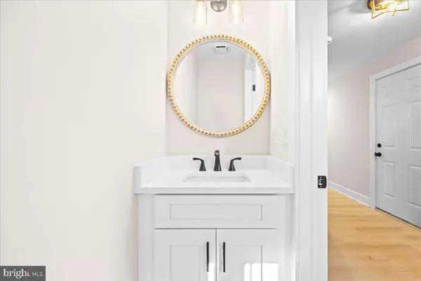 33 TAILOR LN, Sicklerville, NJ 08081