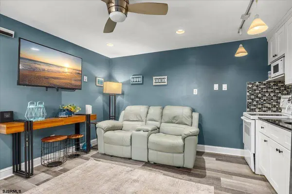 9105 Atlantic Ave, Margate, NJ 08402