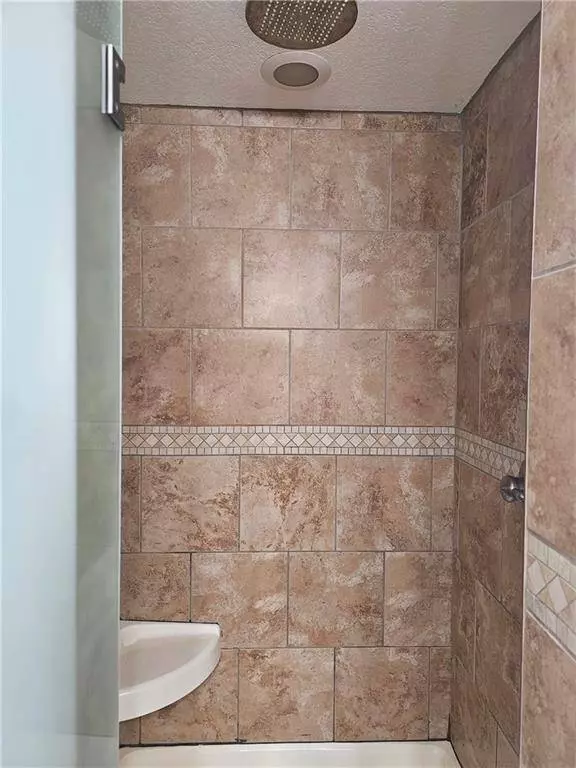 407 Signal Ridge DR, Baldwin City, KS 66006