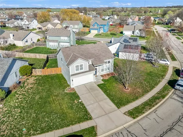 1230 Starbrooke DR, Louisburg, KS 66053