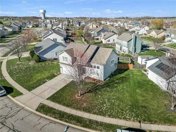 1230 Starbrooke DR, Louisburg, KS 66053