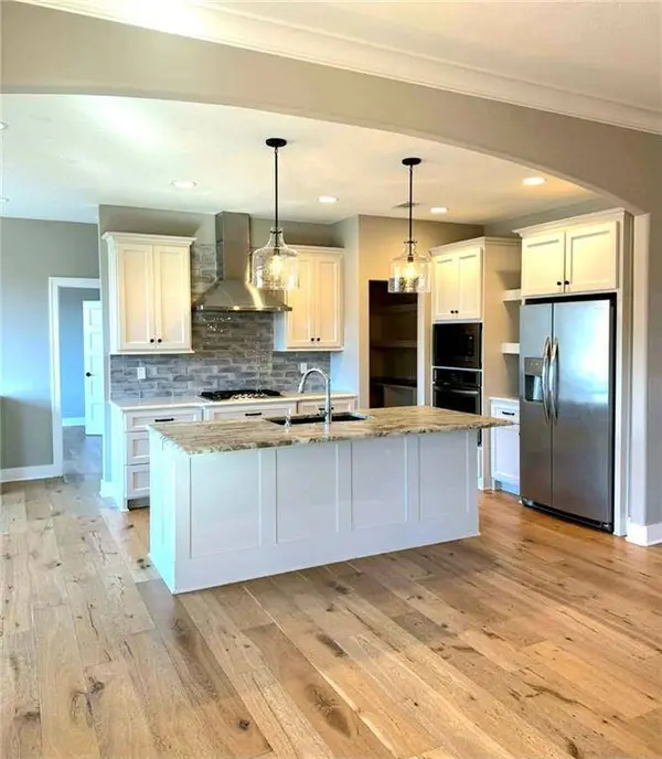 22275 W 98th TER, Lenexa, KS 66220