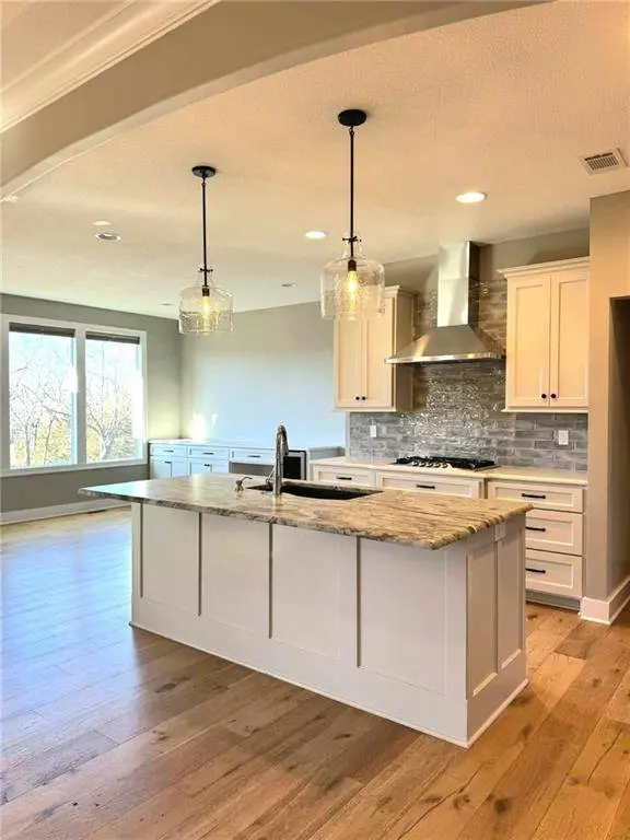 22275 W 98th TER, Lenexa, KS 66220