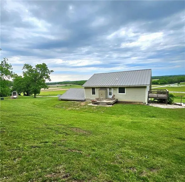 1533 N 700 RD, Baldwin City, KS 66006