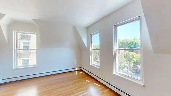 1575 Beacon St #3R, Brookline, MA 02446