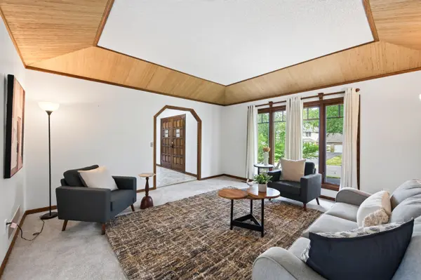 1528 Briarknoll Dr, Arden Hills, MN 55112-1977