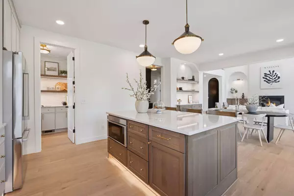 4404 W 58th ST, Edina, MN 55424