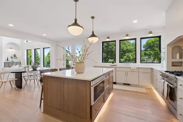 4404 W 58th ST, Edina, MN 55424