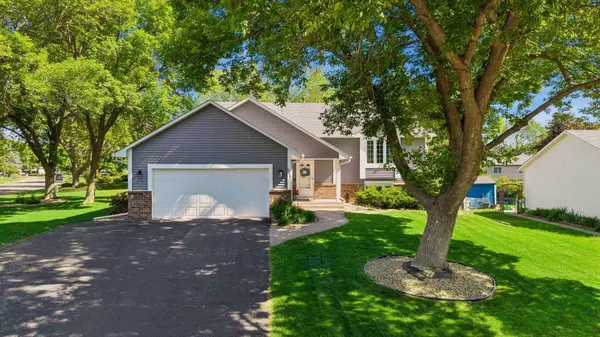 9056 Glacier RD, Woodbury, MN 55125