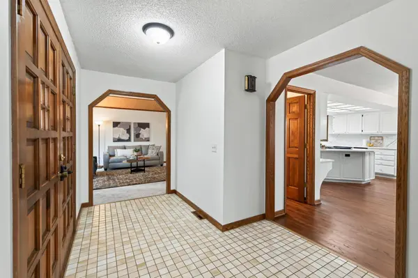1528 Briarknoll DR, New Brighton, MN 55112