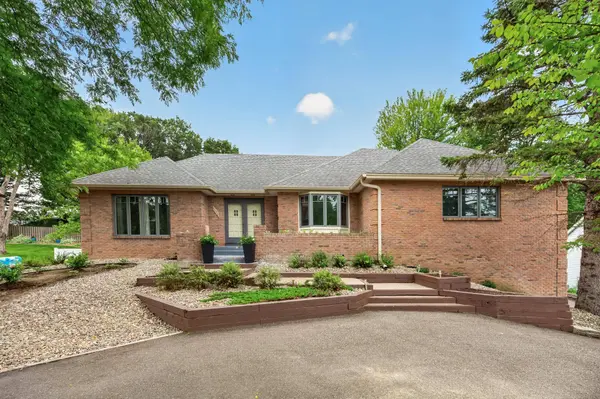 1528 Briarknoll DR, New Brighton, MN 55112