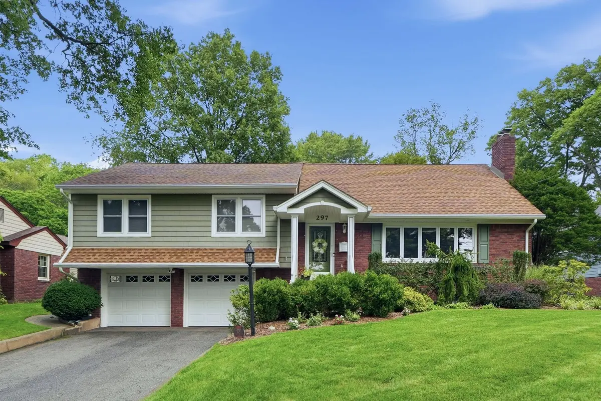 297 Gramercy Pl, Glen Rock, NJ 07452-2201