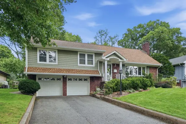 297 Gramercy Pl, Glen Rock, NJ 07452-2201