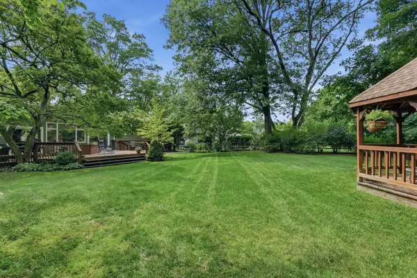297 Gramercy Pl, Glen Rock, NJ 07452-2201