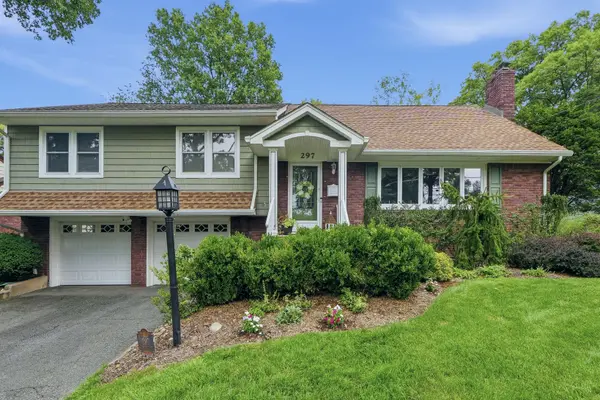 297 Gramercy Pl, Glen Rock, NJ 07452-2201
