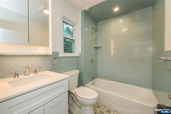 200 Valley Brook AVE, Lyndhurst, NJ 07071