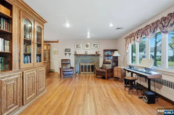 297 Gramercy PL, Glen Rock, NJ 07452
