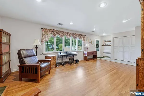 297 Gramercy PL, Glen Rock, NJ 07452