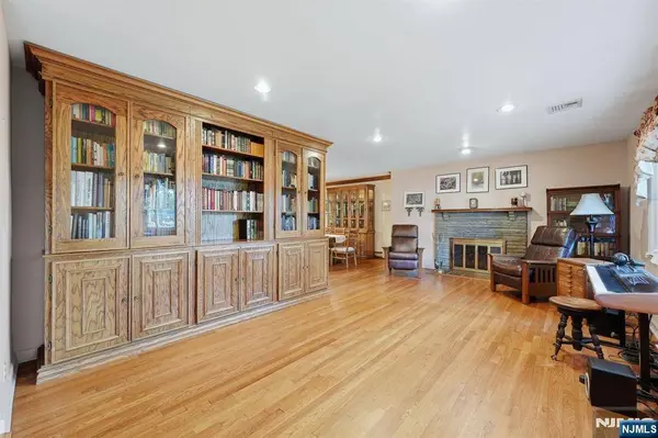 297 Gramercy PL, Glen Rock, NJ 07452
