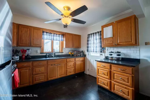 28 White Plains AVE, Staten Island, NY 10305