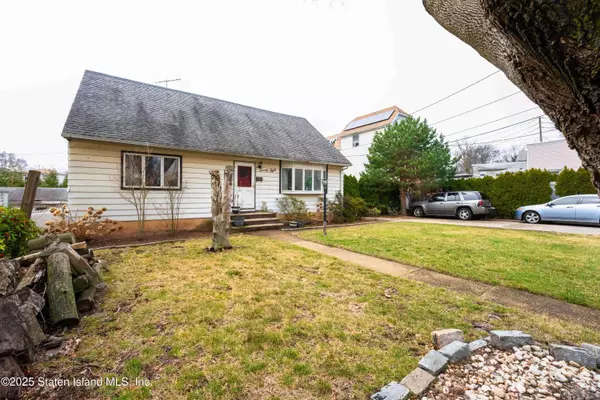 28 White Plains AVE, Staten Island, NY 10305