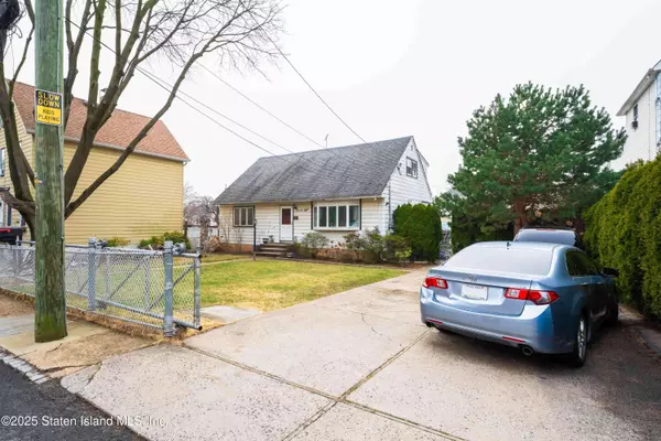 28 White Plains AVE, Staten Island, NY 10305