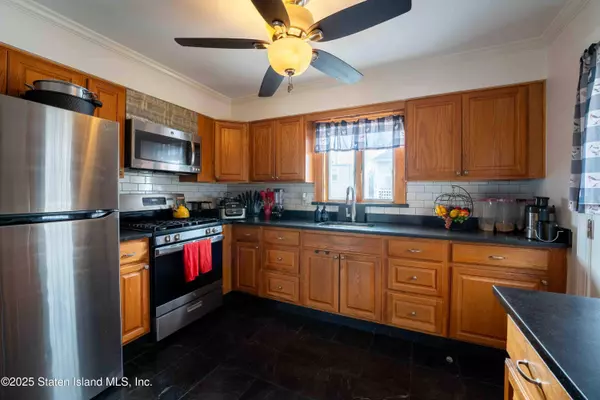 28 White Plains AVE, Staten Island, NY 10305