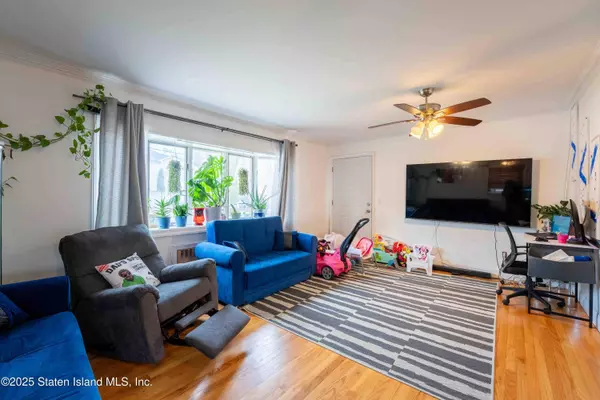 28 White Plains AVE, Staten Island, NY 10305