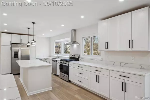 5614 BAYSWATER Road, West Bloomfield Twp, MI 48322