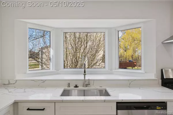 5614 BAYSWATER Road, West Bloomfield Twp, MI 48322