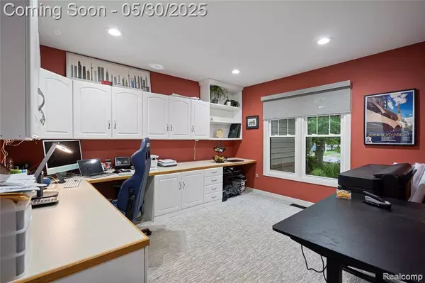 2640 Water Oaks Drive, West Bloomfield Twp, MI 48324