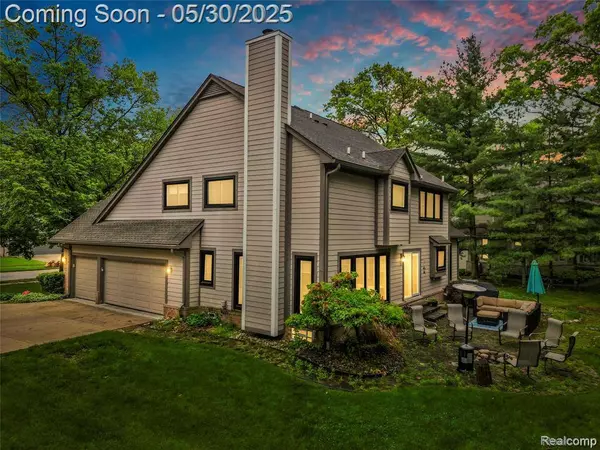 2640 Water Oaks Drive, West Bloomfield Twp, MI 48324