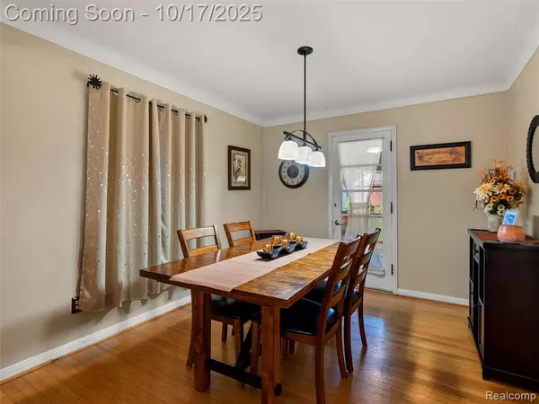 1730 Bournemouth Road, Grosse Pointe Woods, MI 48236