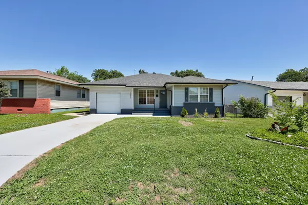 1206 Monroe Dr, Shawnee, OK 74804-4139