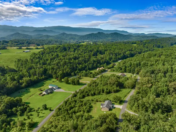 East Tennessee Living: Embracing Life in the Great Smoky Mountains,Scottie Hooper