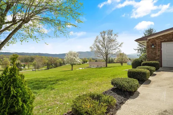 1279 Green Acres DR, Newport, TN 37821