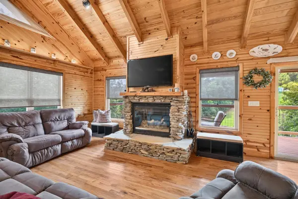 1573 Topaz LN, Dandridge, TN 37725