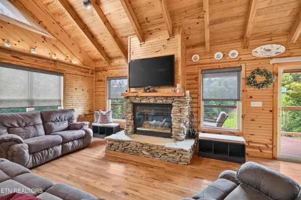 1573 Topaz LN, Dandridge, TN 37725