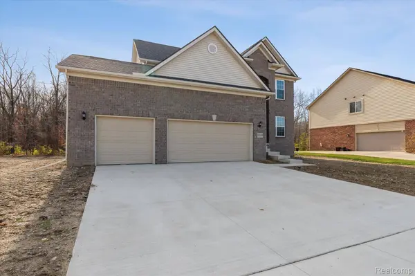 26998 Celtic DR, Flat Rock, MI 48134