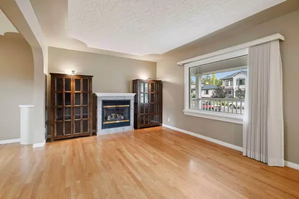 413 26 AVE NW, Calgary, AB T2M 3E3