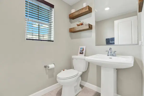 1087 Delpy View, Vista, CA 92084