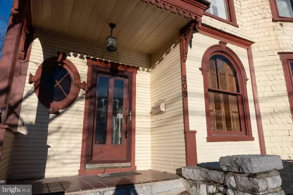 209 S MAPLE AVE, Martinsburg, WV 25401