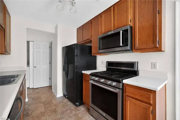 104 White Ridge LN, Yorktown, VA 23693