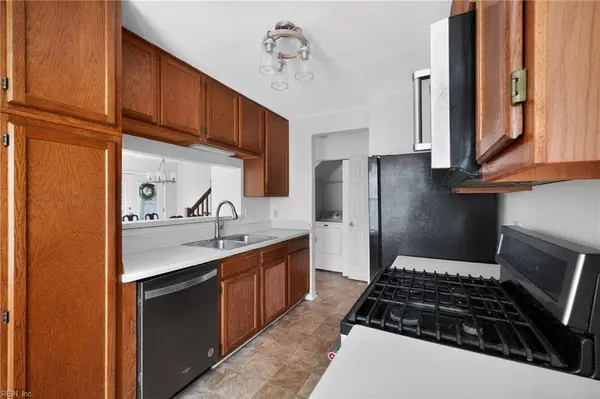 104 White Ridge LN, Yorktown, VA 23693