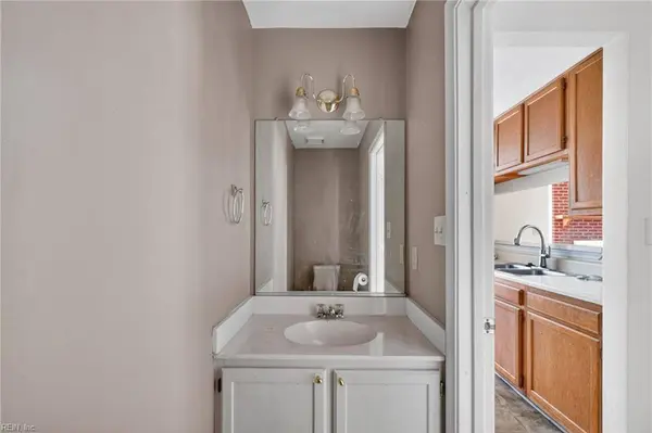 104 White Ridge LN, Yorktown, VA 23693