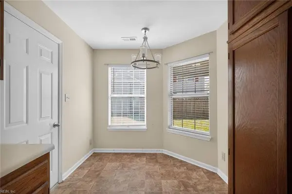 104 White Ridge LN, Yorktown, VA 23693