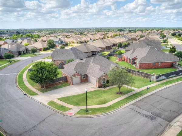 321 Highland Village DR, Norman, OK 73069