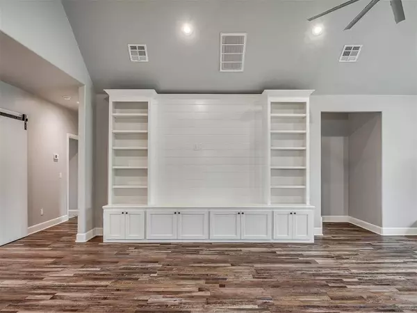 7000 S Cimarron RD, Mustang, OK 73064