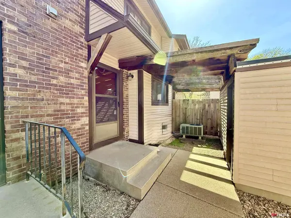 2215 Southwood Place, Lincoln, NE 68512