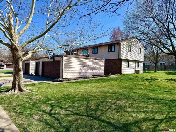 2227 Southwood Place, Lincoln, NE 68512